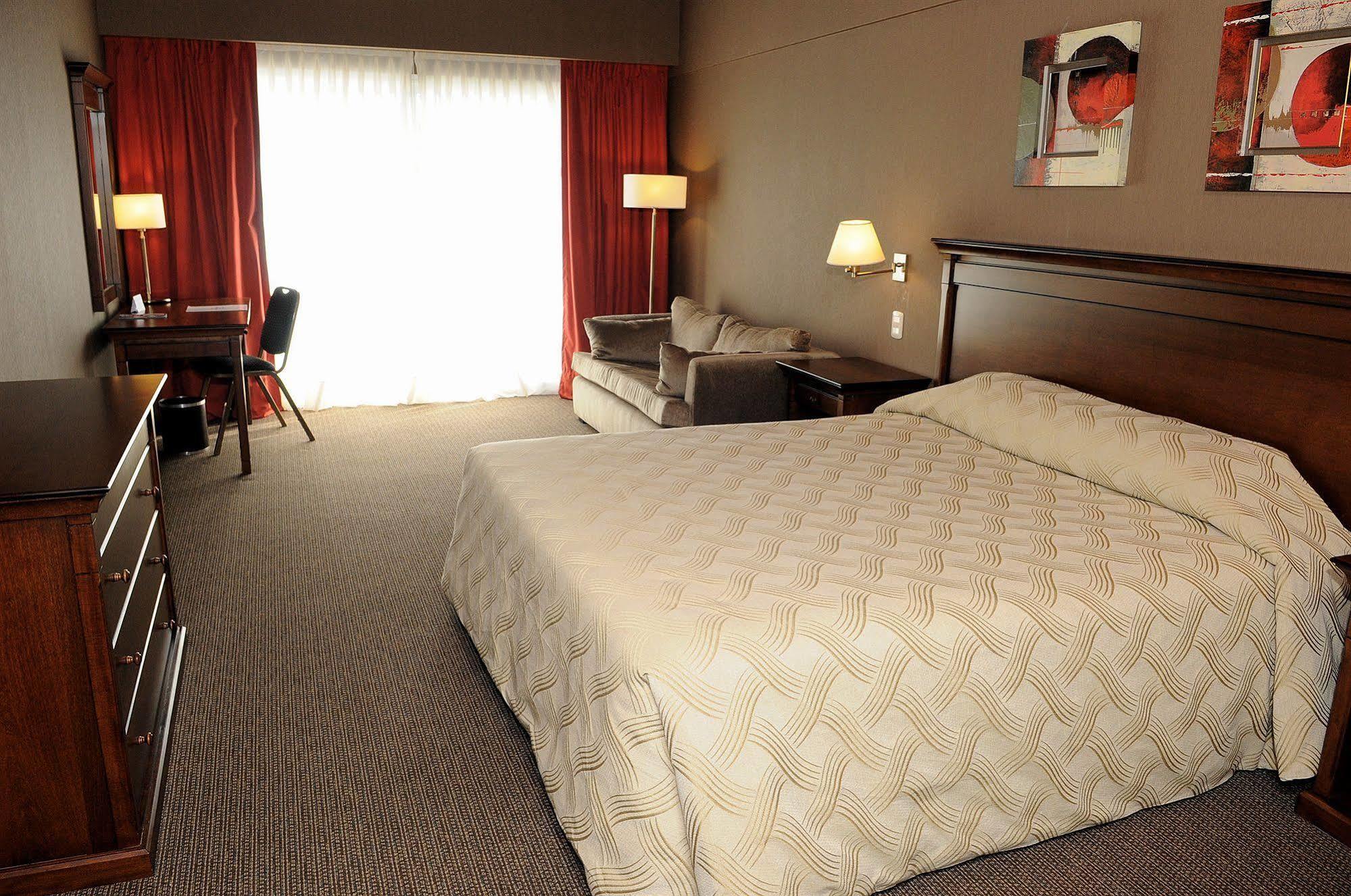 Howard Johnson Pilar Resort Spa & Convention Center Экстерьер фото