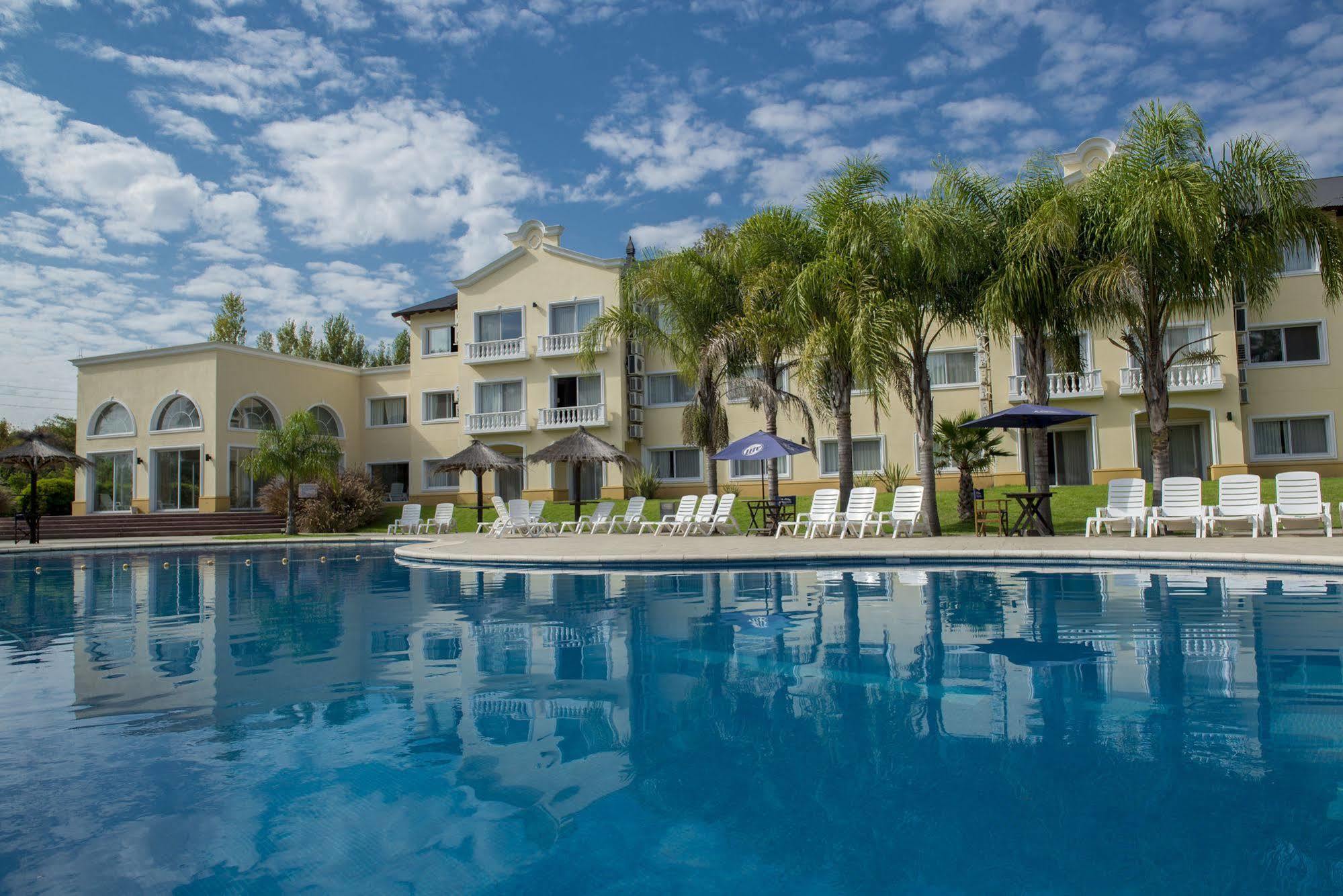 Howard Johnson Pilar Resort Spa & Convention Center Экстерьер фото