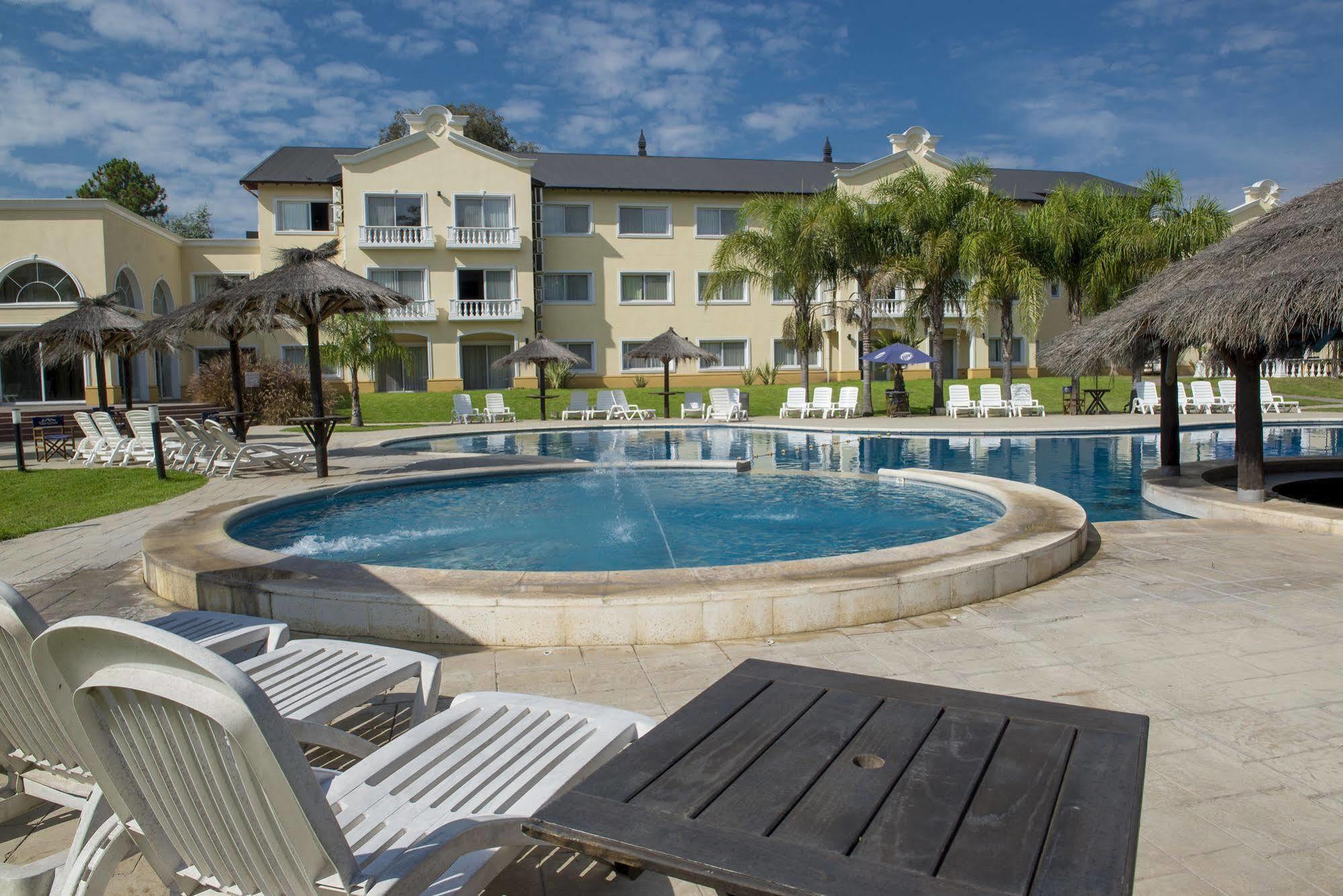 Howard Johnson Pilar Resort Spa & Convention Center Экстерьер фото