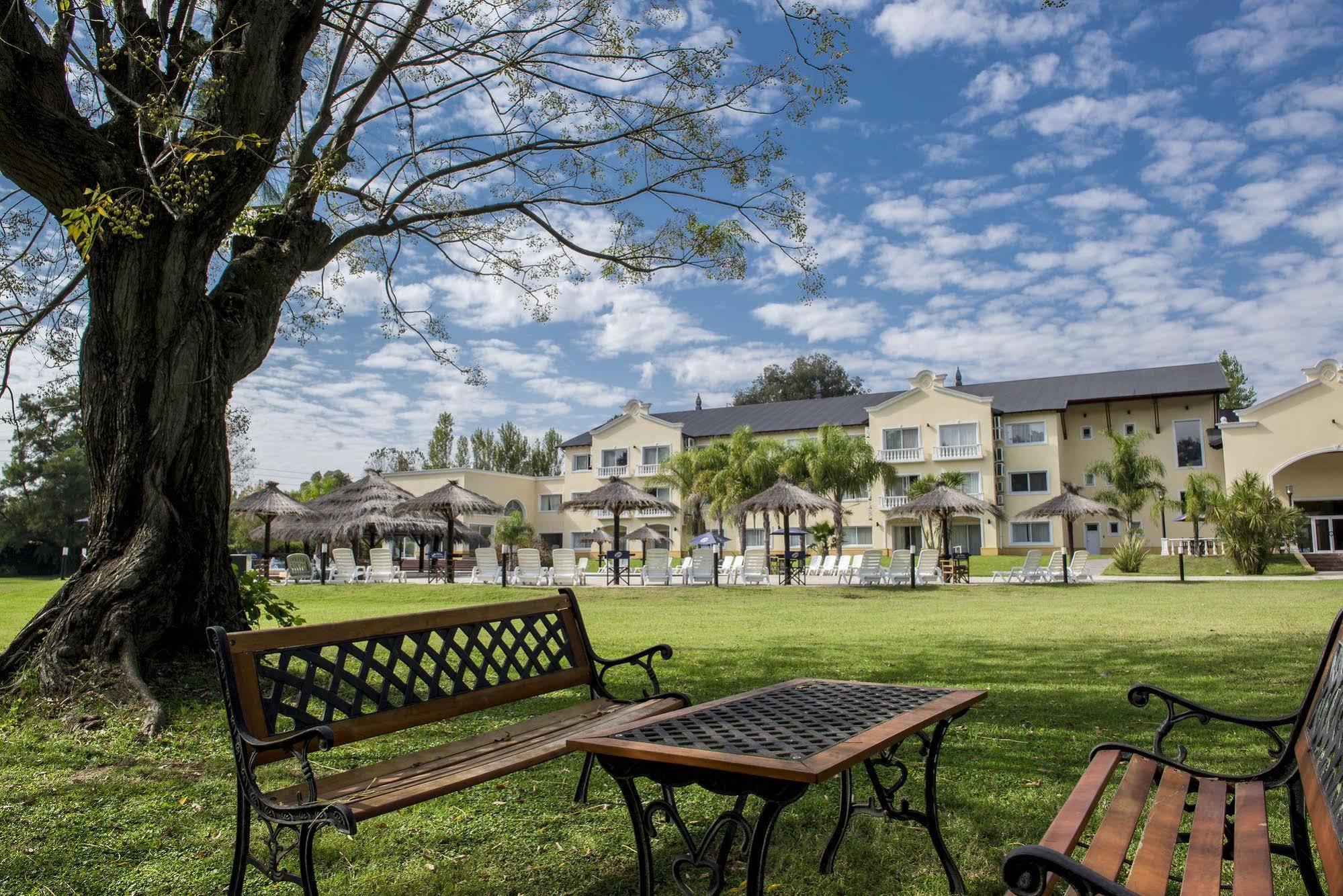 Howard Johnson Pilar Resort Spa & Convention Center Экстерьер фото